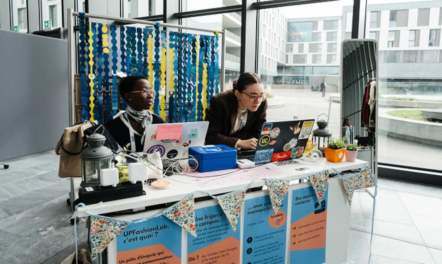 Startup booth with a blue modular curtain, Showcase 2030