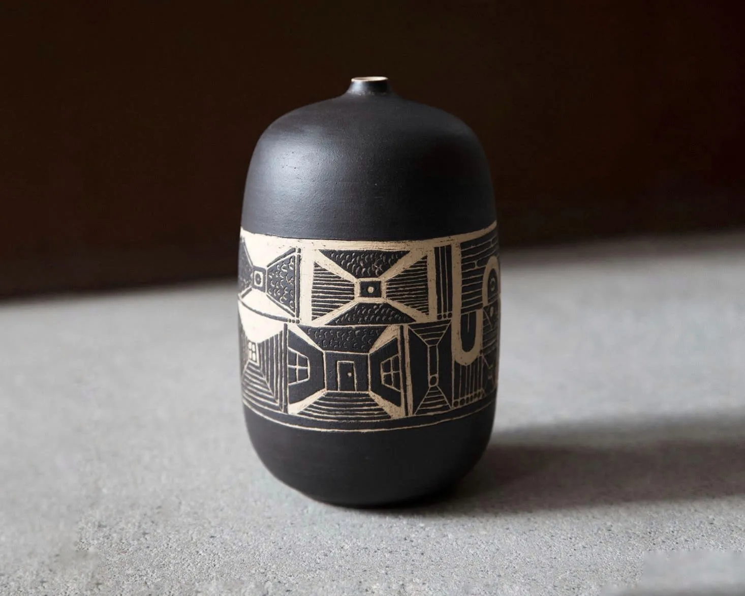 Vase Sgraffito I Pisoni–lab, céramique noire au décor gravé, avec Théo Heritier
