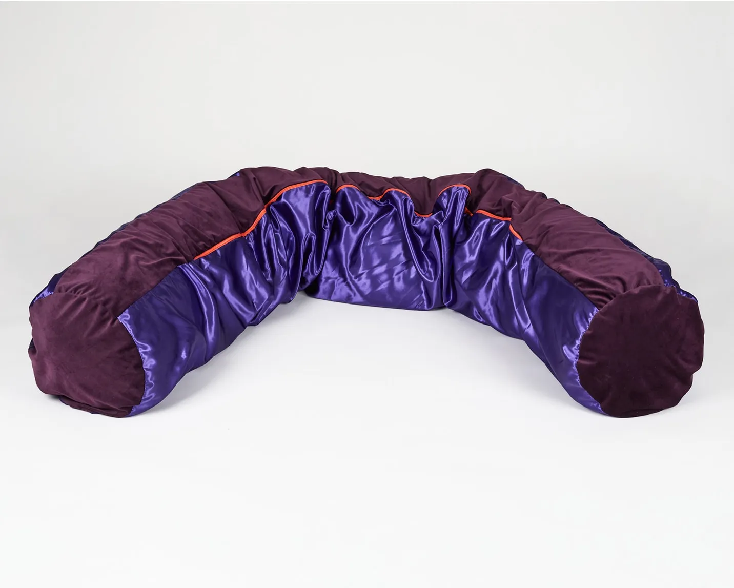 Un grand coussin en forme de tube 