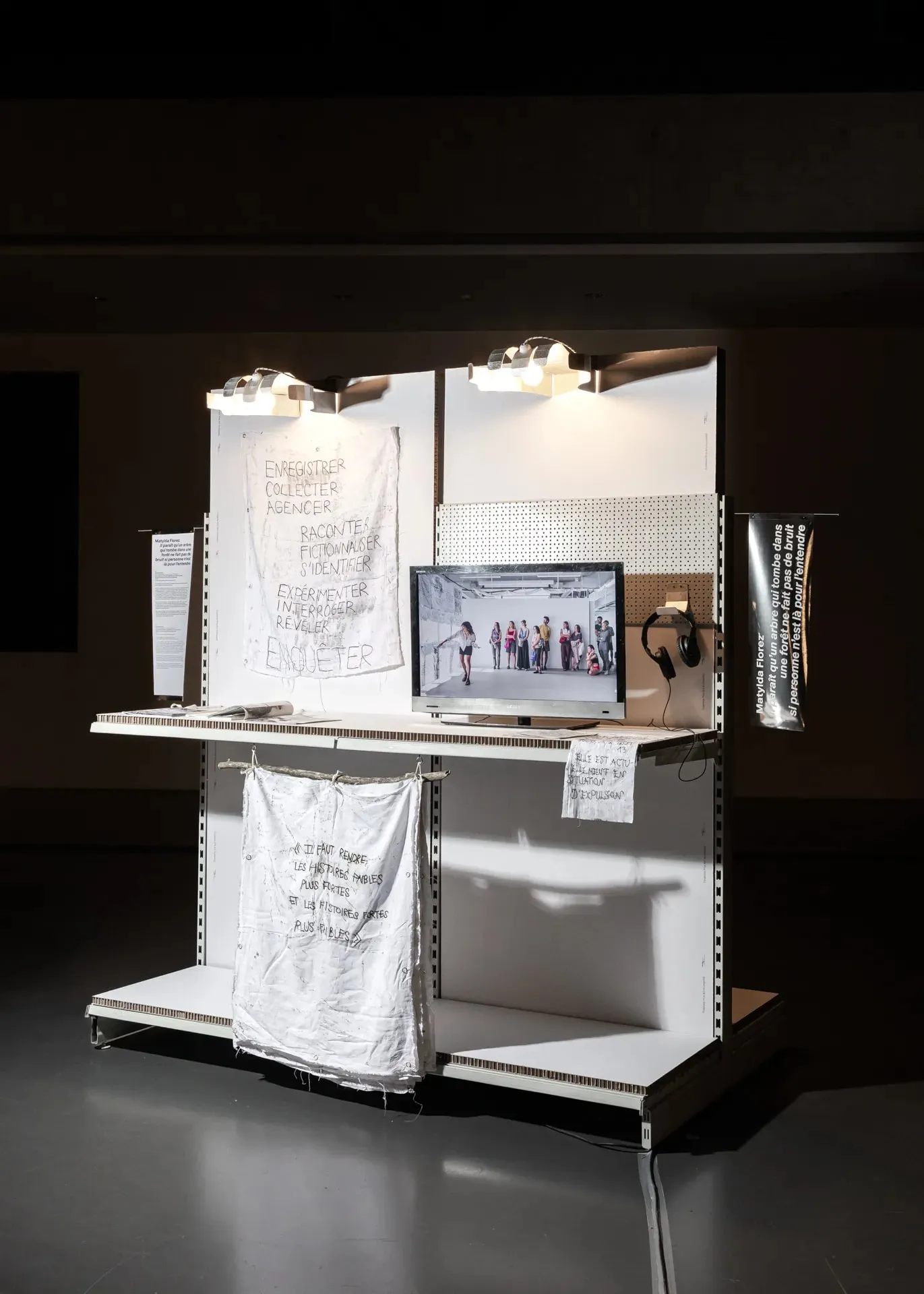 Un vitrine avec un ordinateur dessus