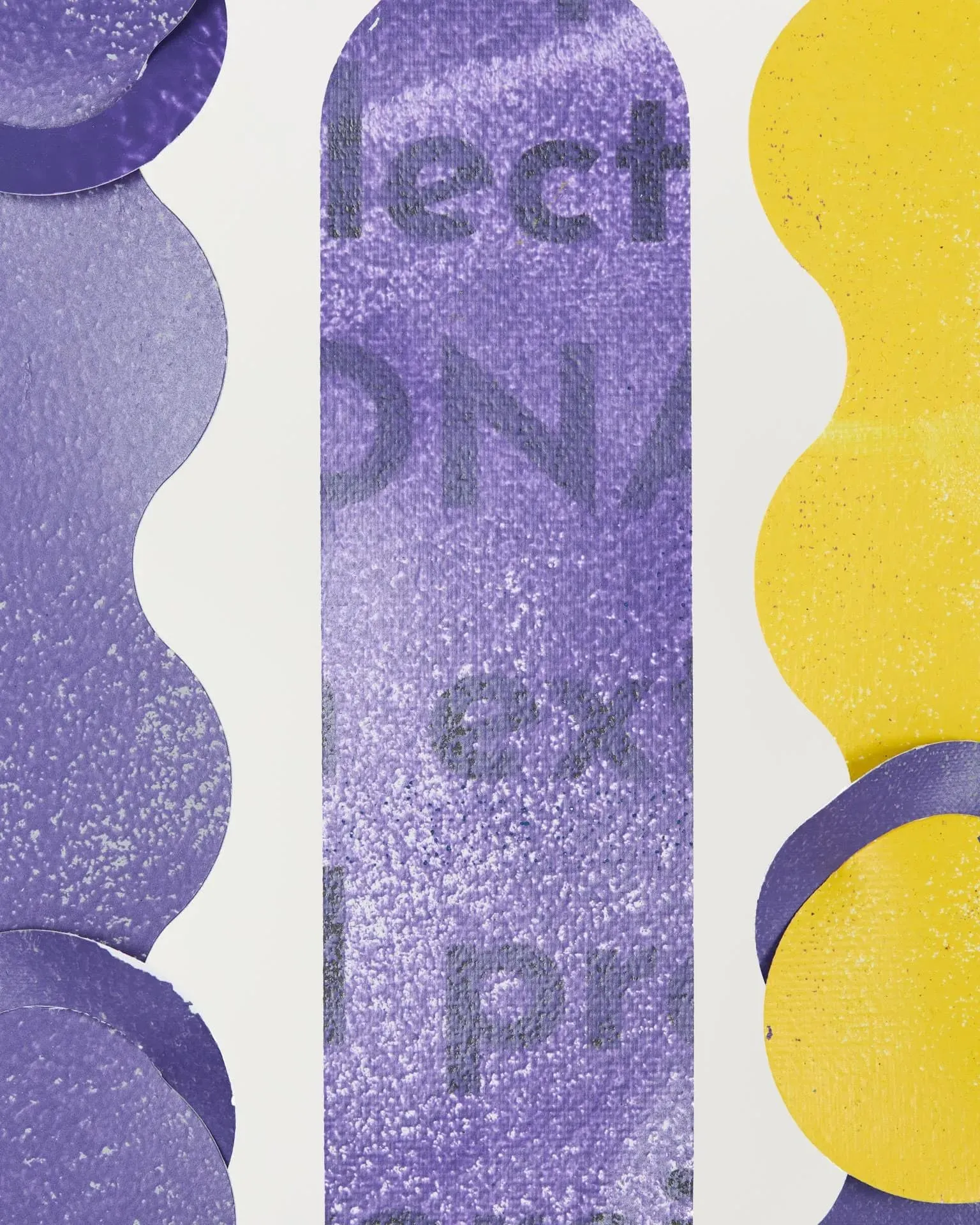 Une prise de vue rapprochée d'un skateboard pourpre sur un fond blanc