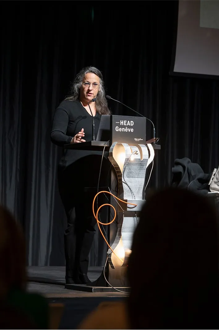 Alexandra Midal qui donne une conférence