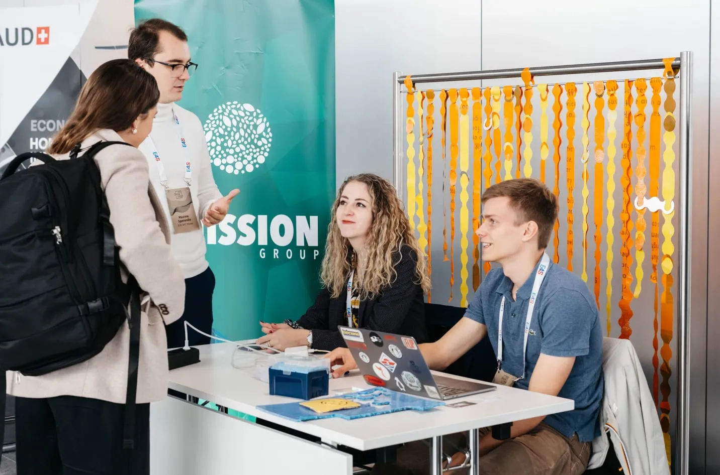 Stand de startup au Showcase 2030 devant un rideau modulaire orange
