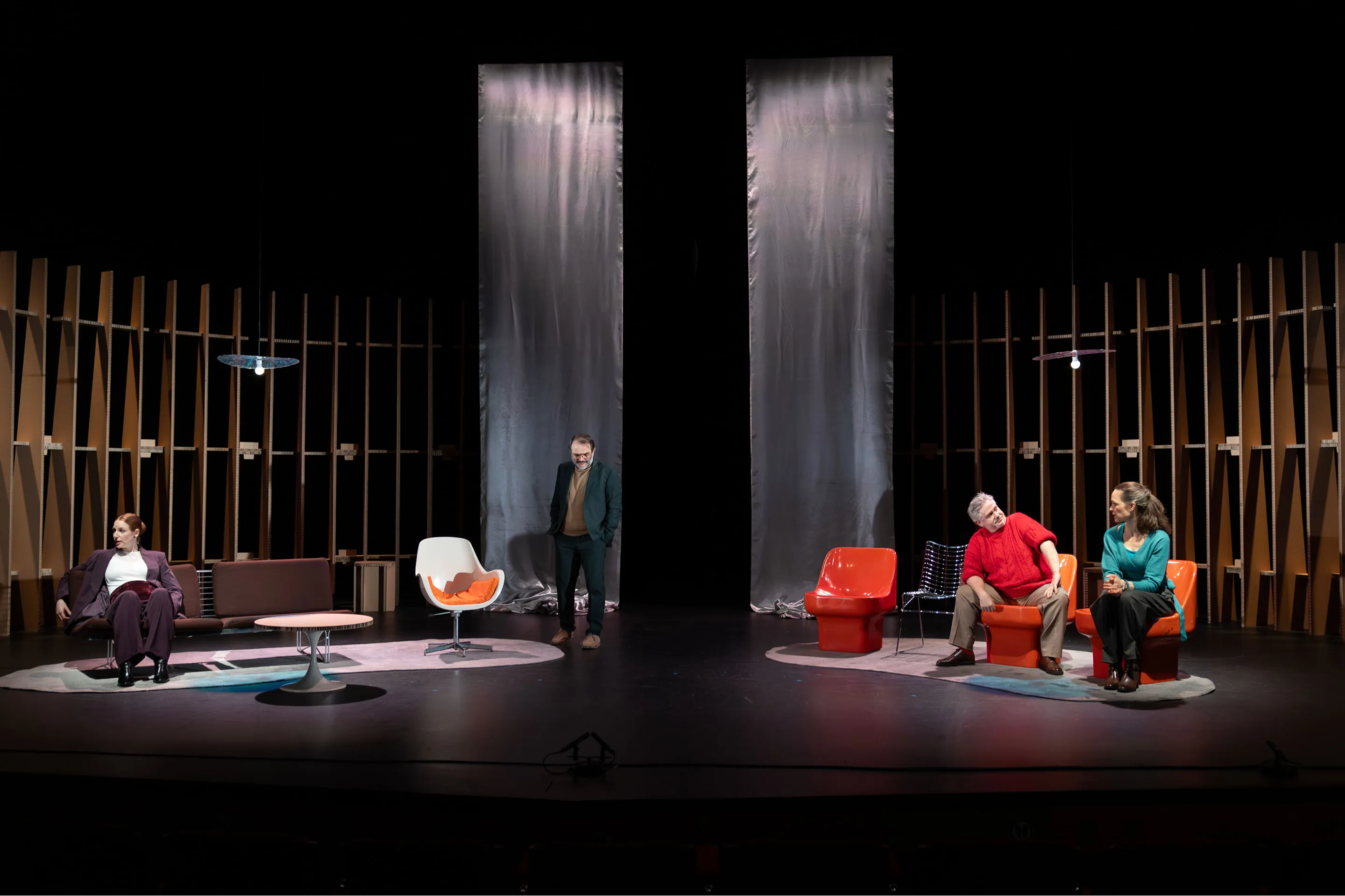 Un groupe de personnes assises sur une scène