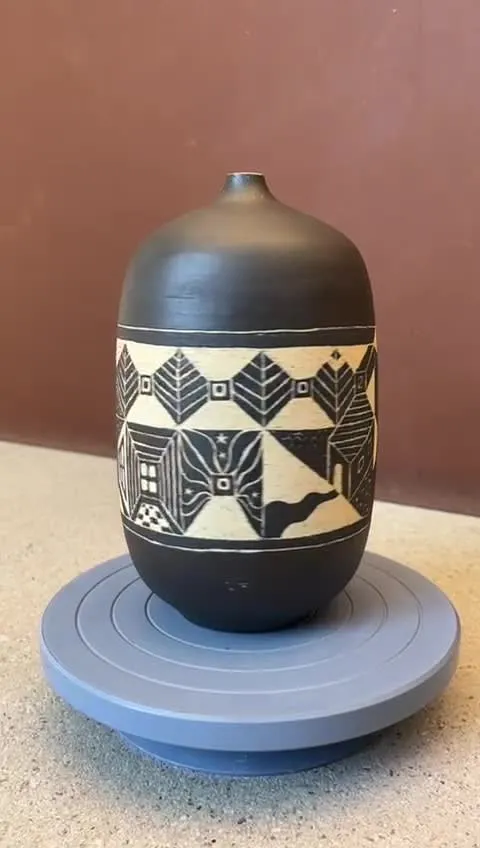 Vase Sgraffito terminé sur une girelle