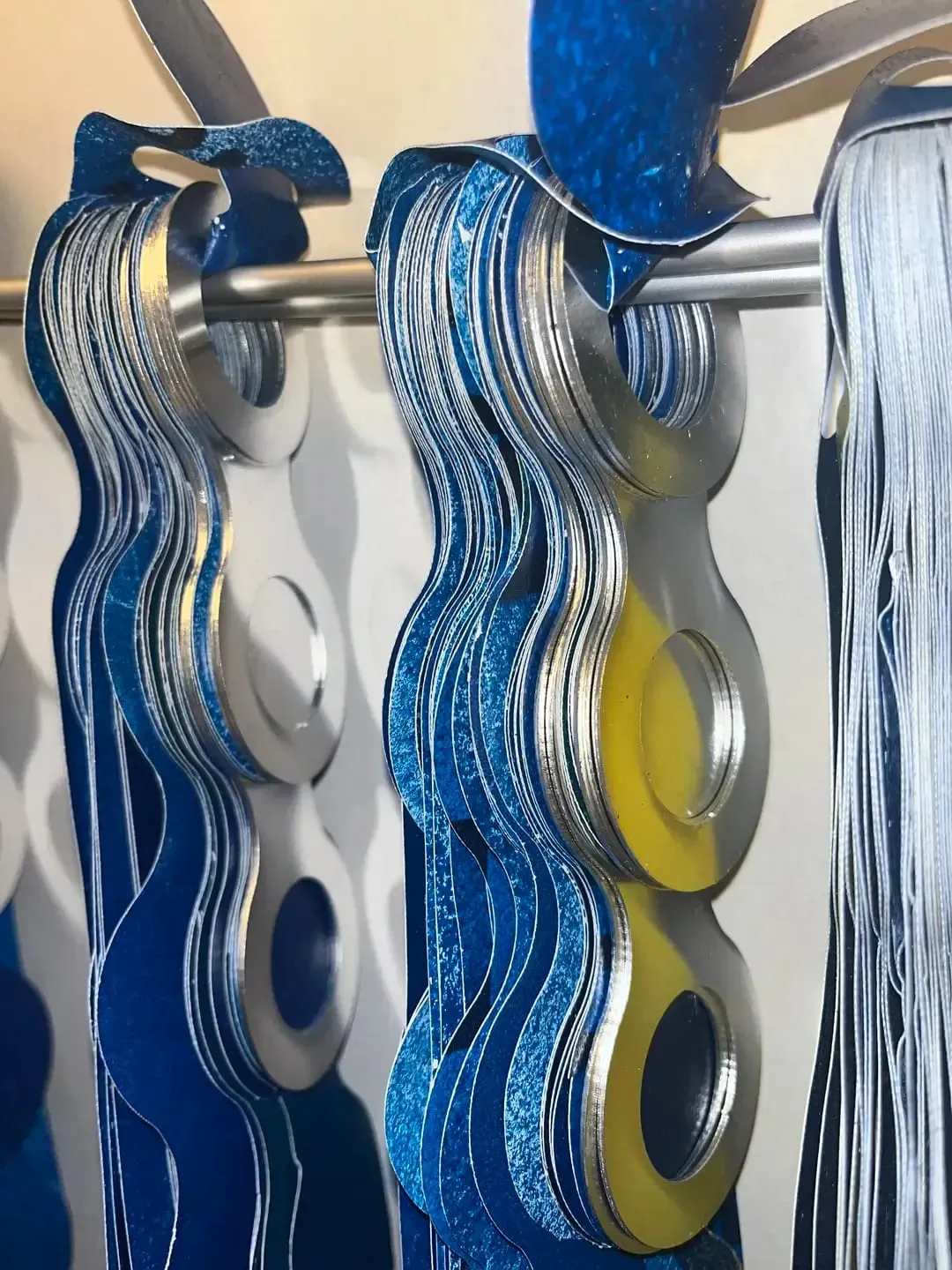 Une prise de vue rapprochée d'une paire de ciseaux sur un support