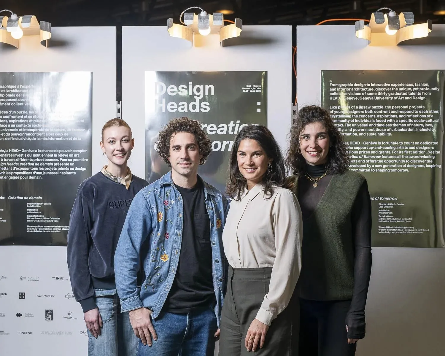 Un groupe de personnes qui se tiennent les unes à côté des autres