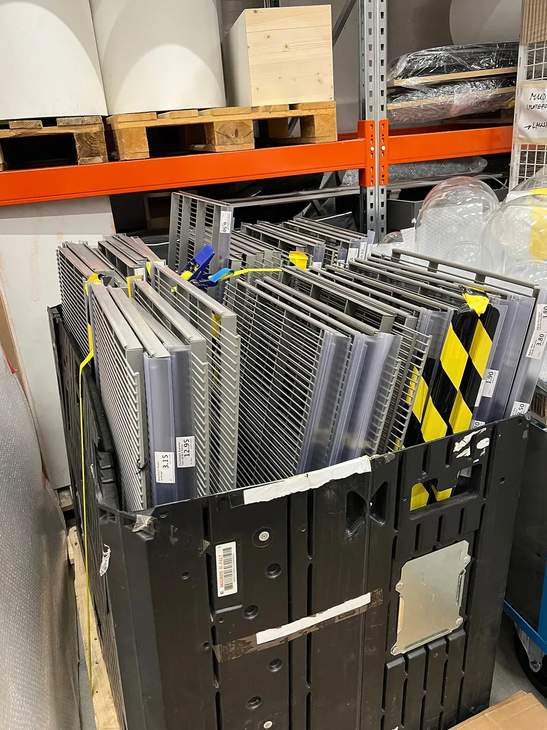 Une palette avec les étagères démontés