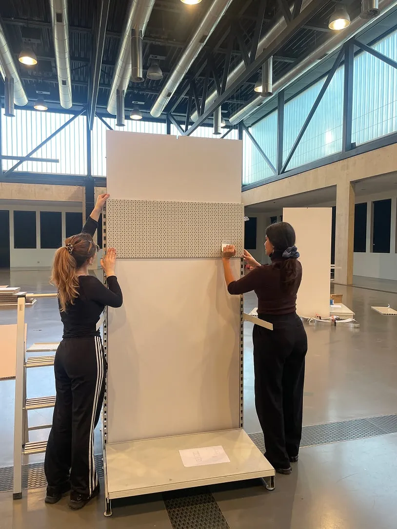 Deux femmes qui montent un module d'exposition