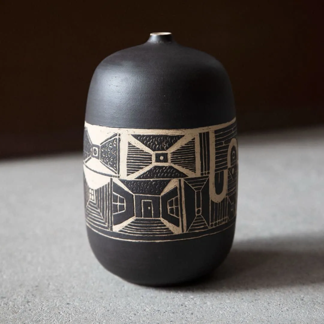 Vase Sgraffito I, face 3, céramique noire au décor gravé, pièce unique Pisoni–lab