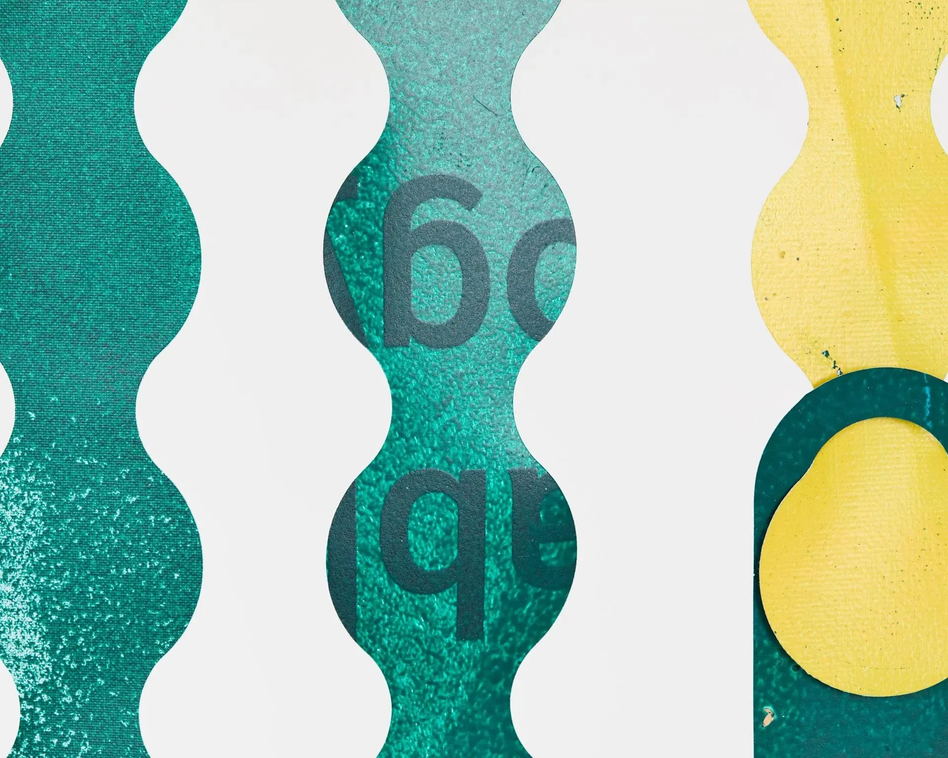 Une prise de vue rapprochée d'une feu rouge avec un chiffre sur elle