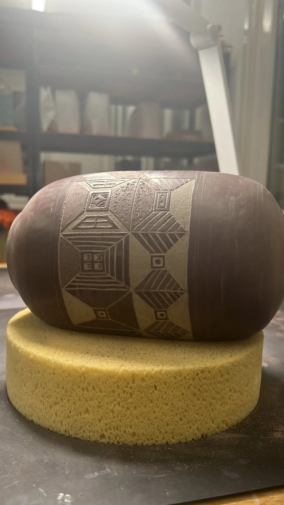 Vase gravé posé sur une éponge, avant cuisson