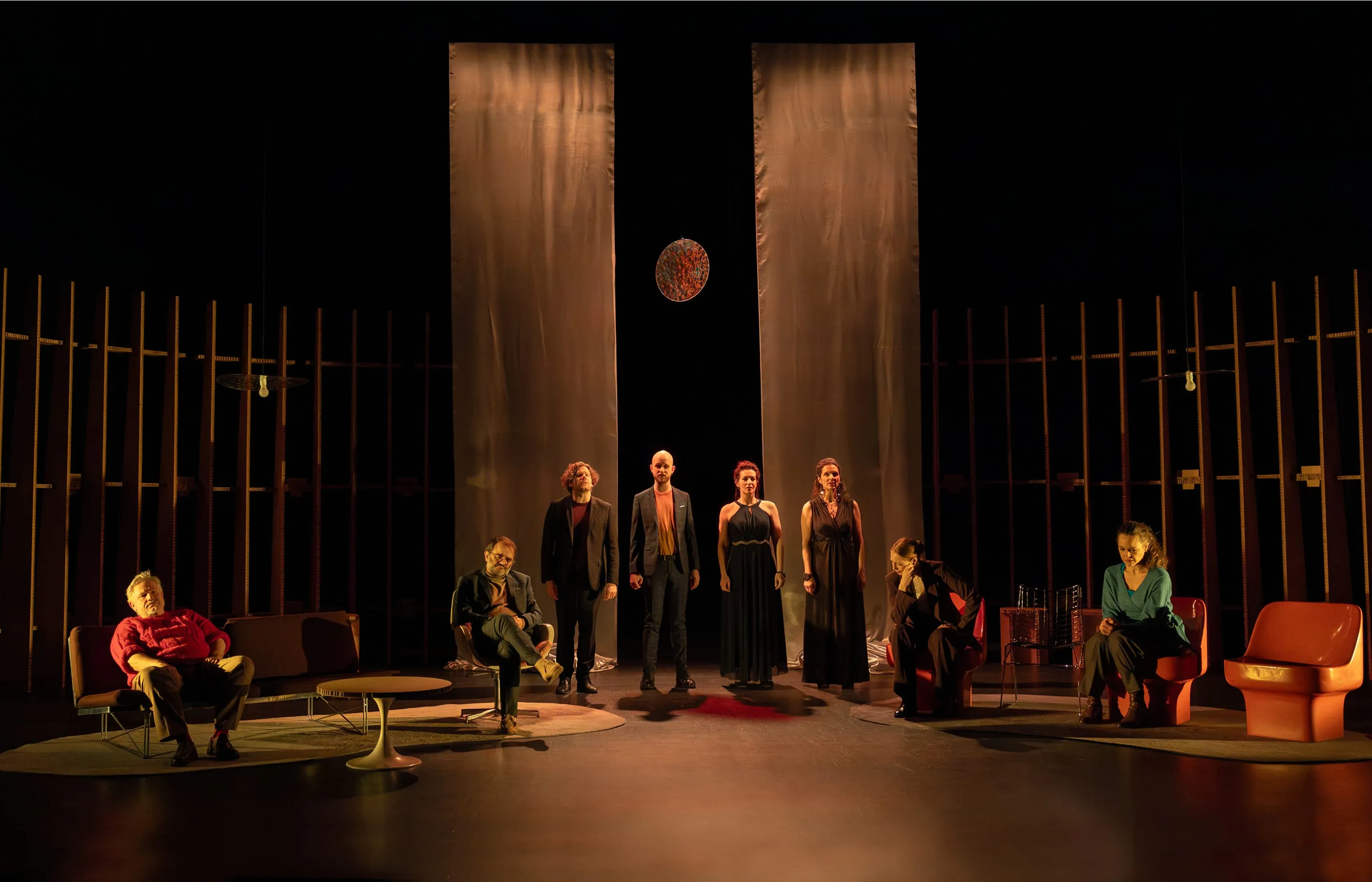 Un groupe de personnes debout sur une scène