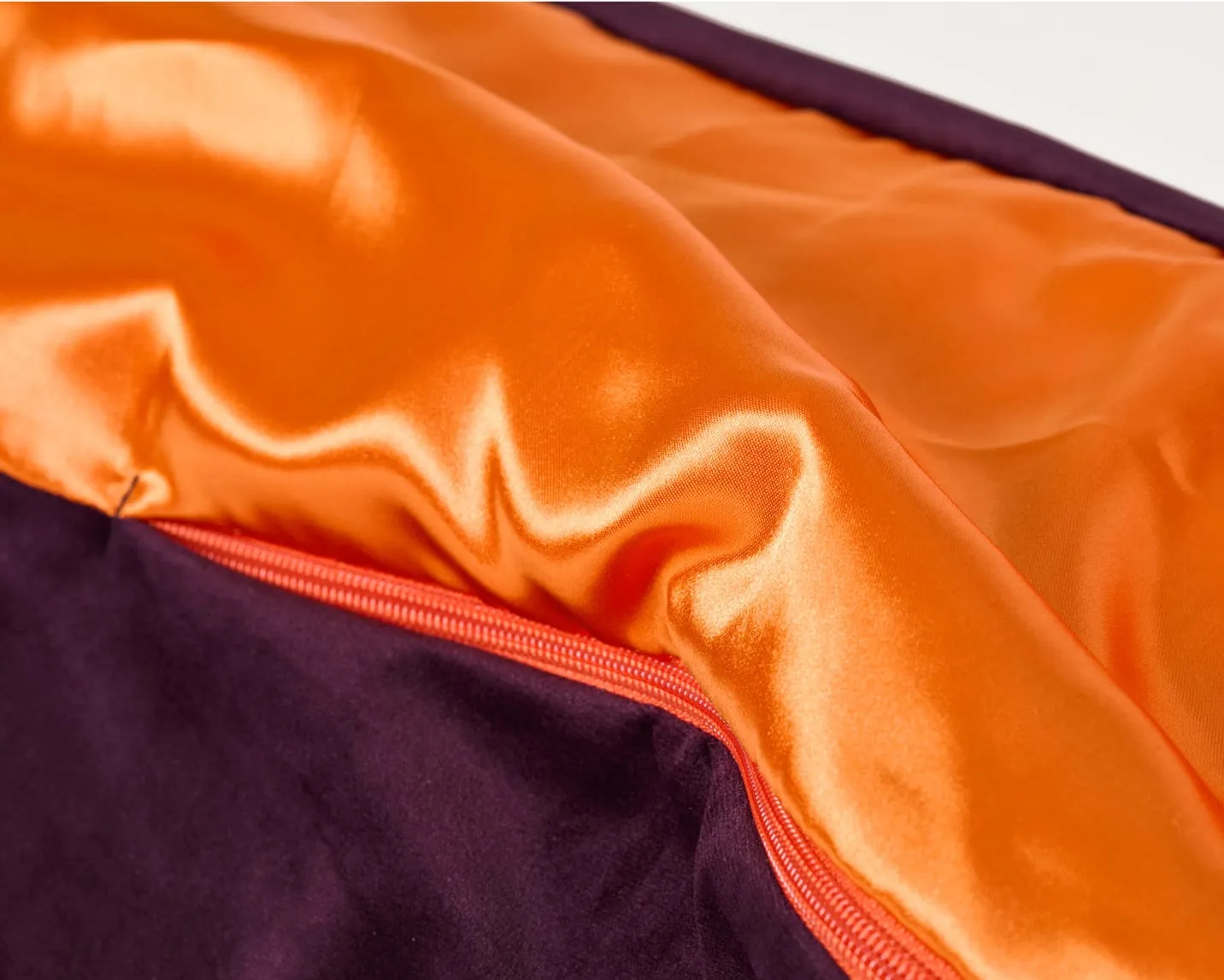 Une grosse prise de vue d'un coussin pourpre et blanc