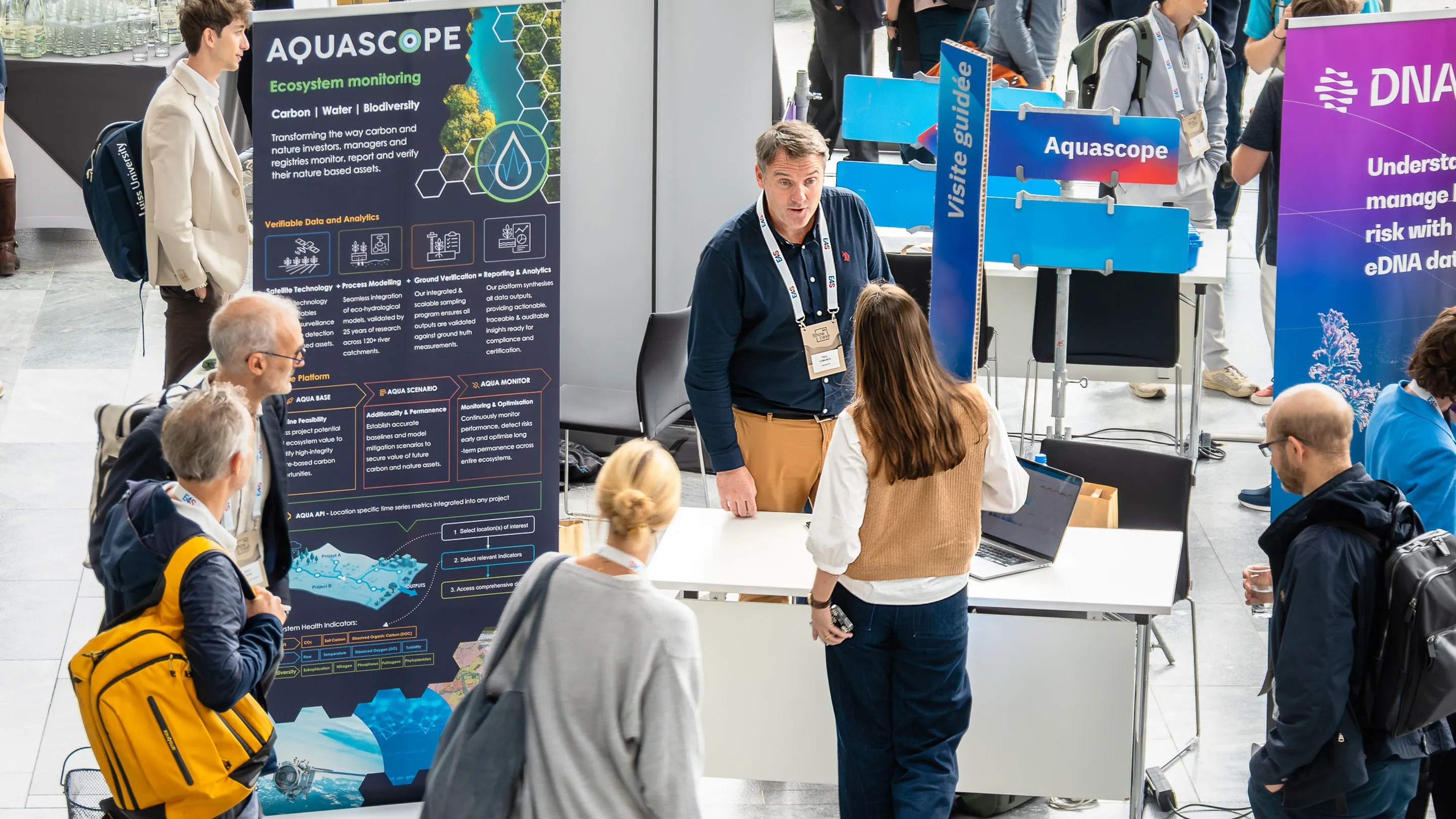 Stands seen from above, blue arrows naming the exhibitors, Showcase E4S 2025