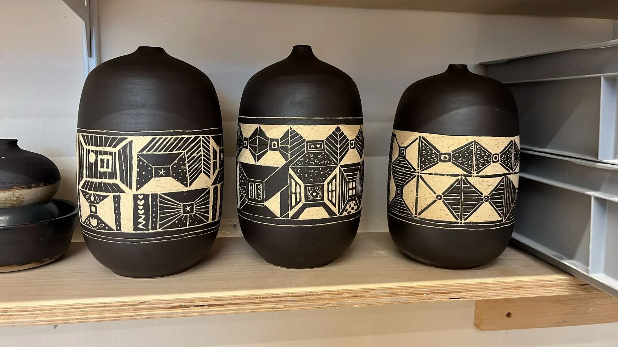 Les trois vases de la série Sgraffito après cuisson