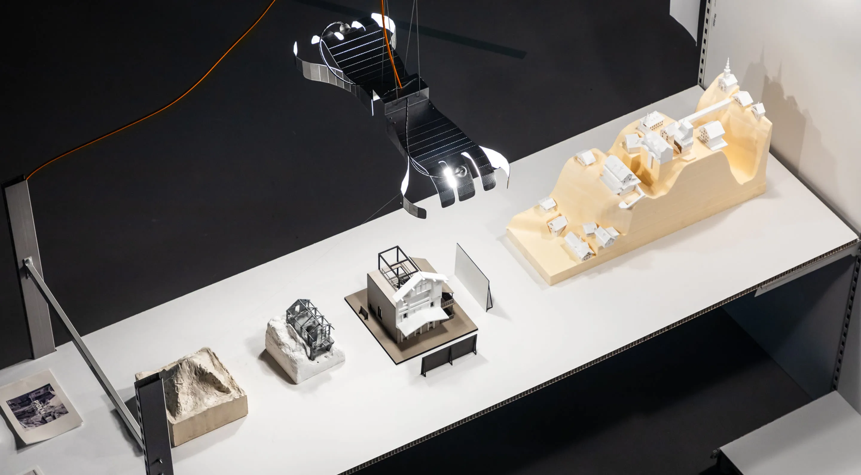 Lampe Deux Mains et Dix Doigts Pisoni–lab suspendue au-dessus d'une table de maquettes d'architecture