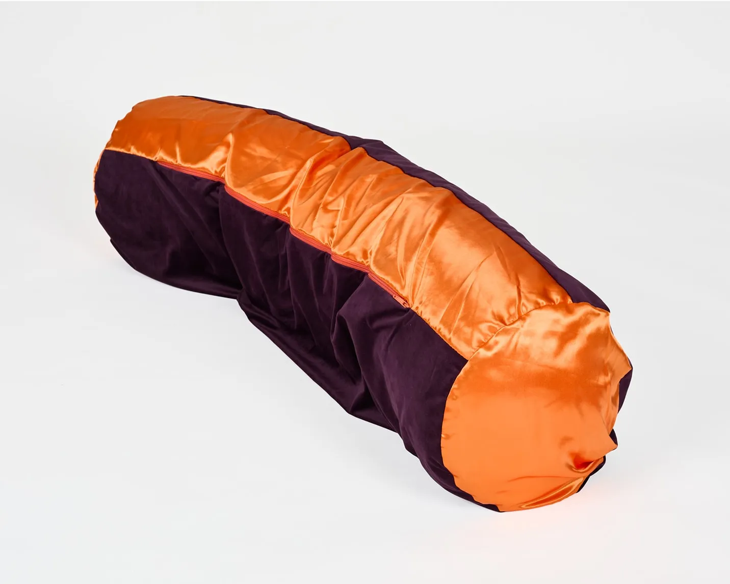 Un grand coussin en forme de tube 