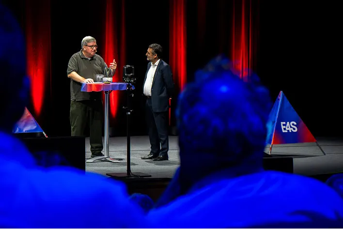 Homme qui se fait interviewer, E4S Showcase