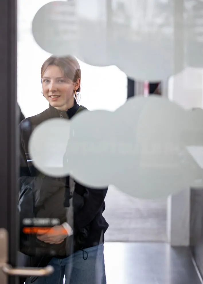Formes en nuage sur une porte vitrée, Portes ouvertes HEAD 2026