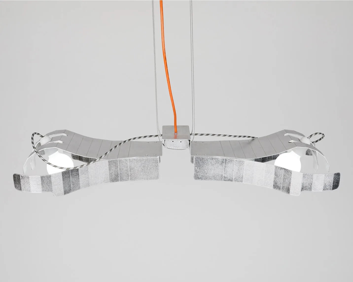 Deux fil conducteurs qui sont reliés à une luminaire