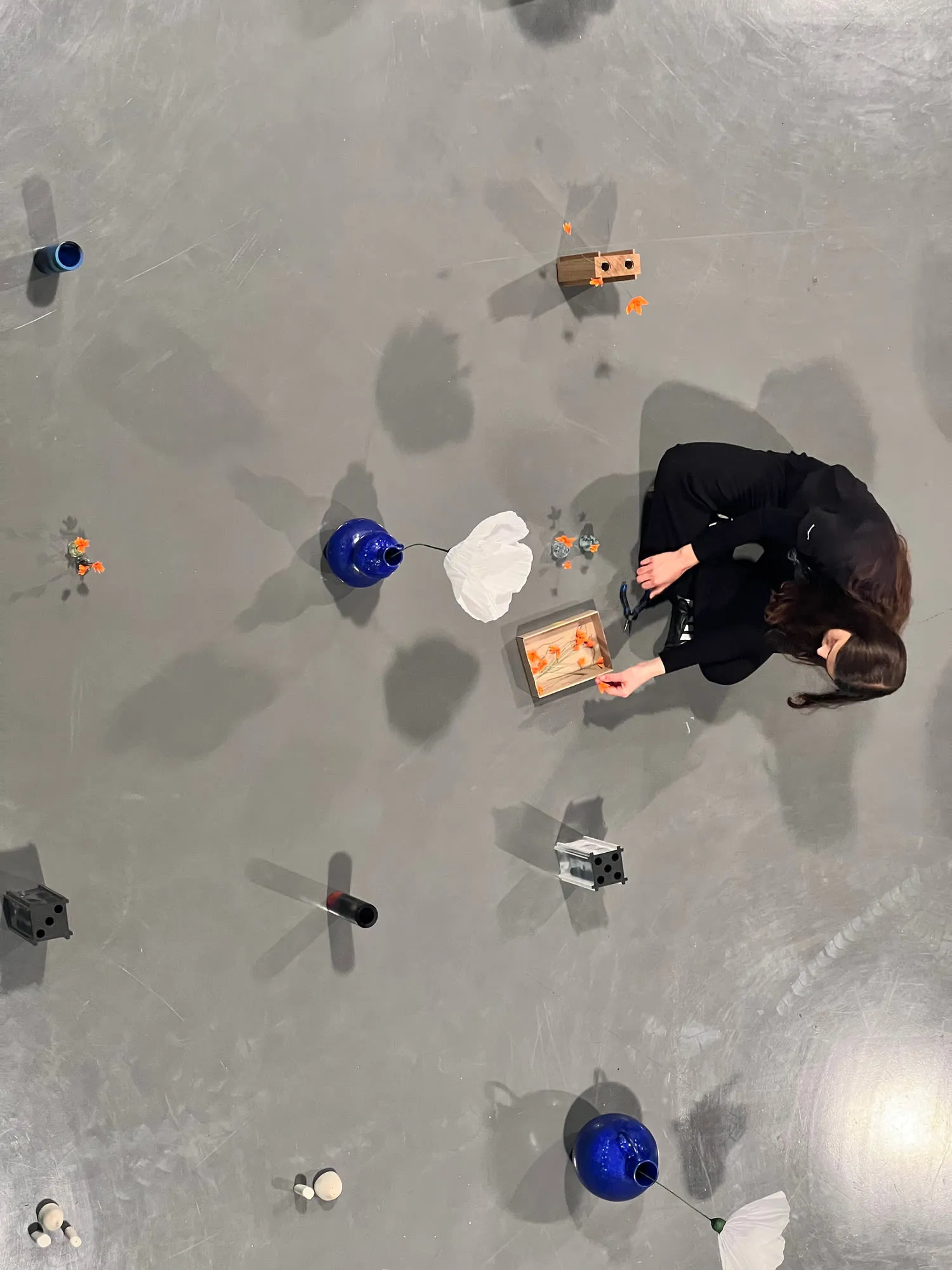 Mise en place de la scénographie du symposium ELIA à la HEAD – Genève, vue d’en haut
