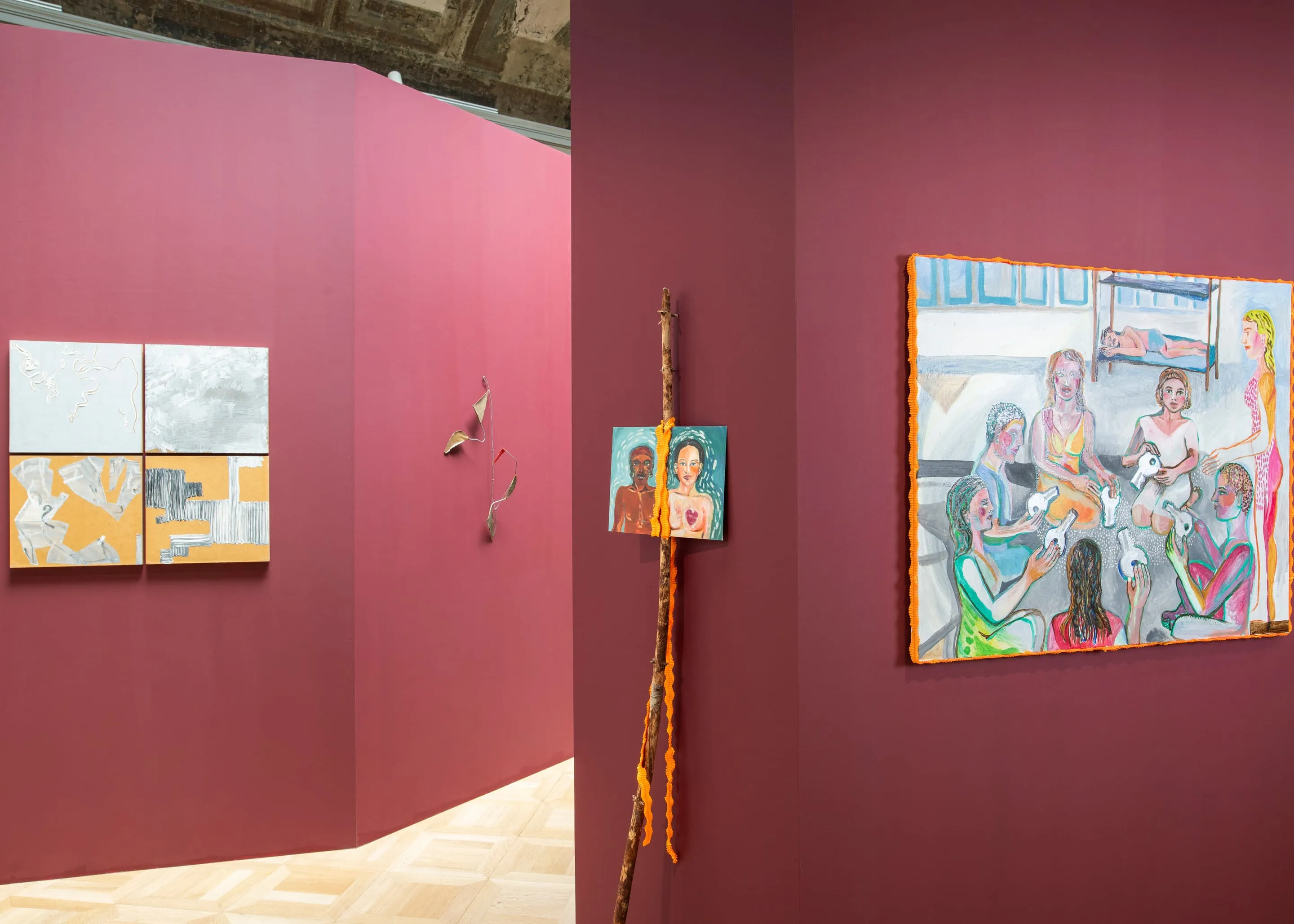 Cimaises rouge bordeaux avec peintures et sculpture, exposition Communautés en résonance, scénographie Karen Pisoni