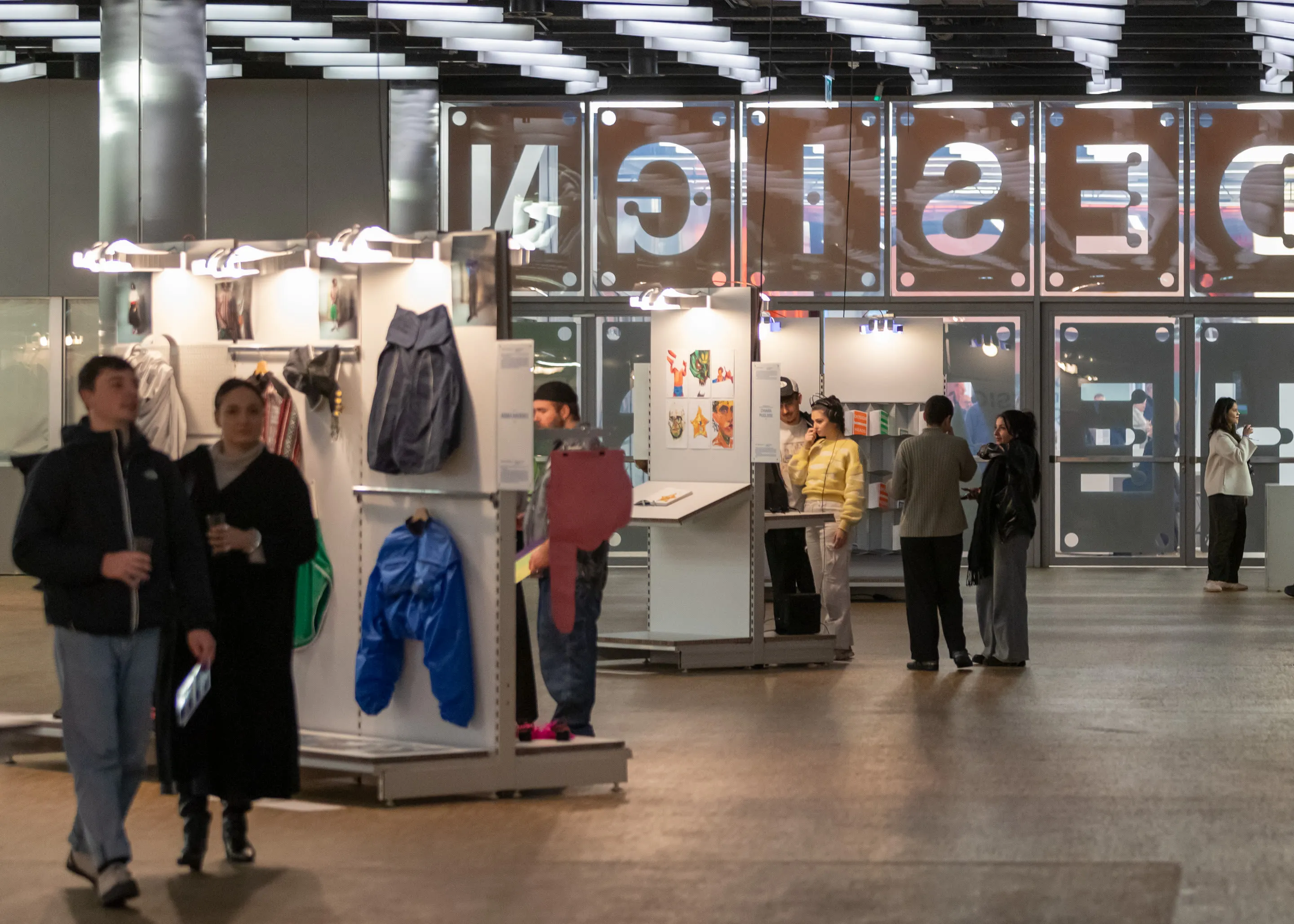 Vue de la halle 3 de Palexpo : modules de l'exposition Design Heads 2026 et grand lettrage DESIGN.