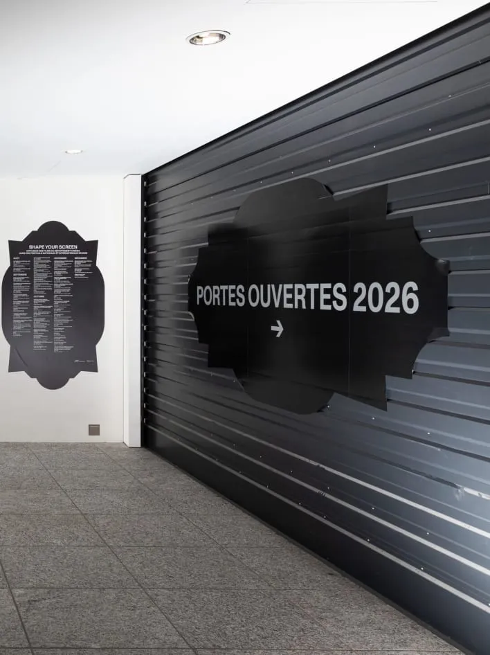 Couloir avec panneaux noirs découpés et inscription Portes ouvertes 2026, HEAD – Genève