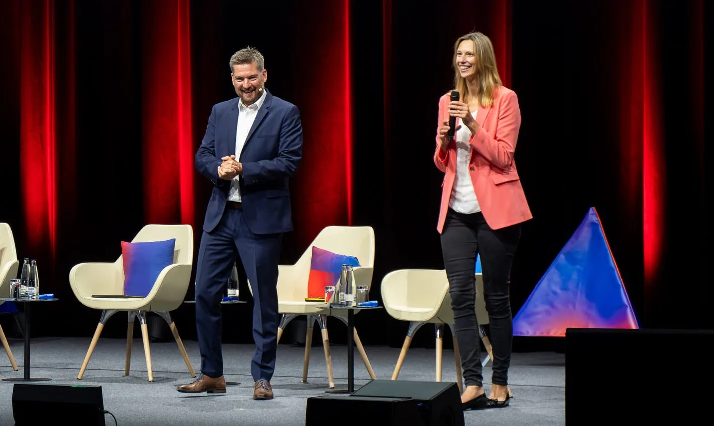 Deux intervenant·e·s sur scène entre les triangles, Showcase E4S 2025