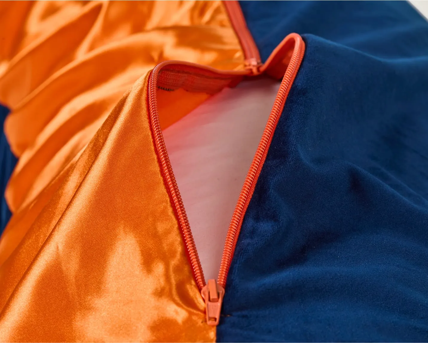 Une grosse prise de vue d'un coussin avec un zip