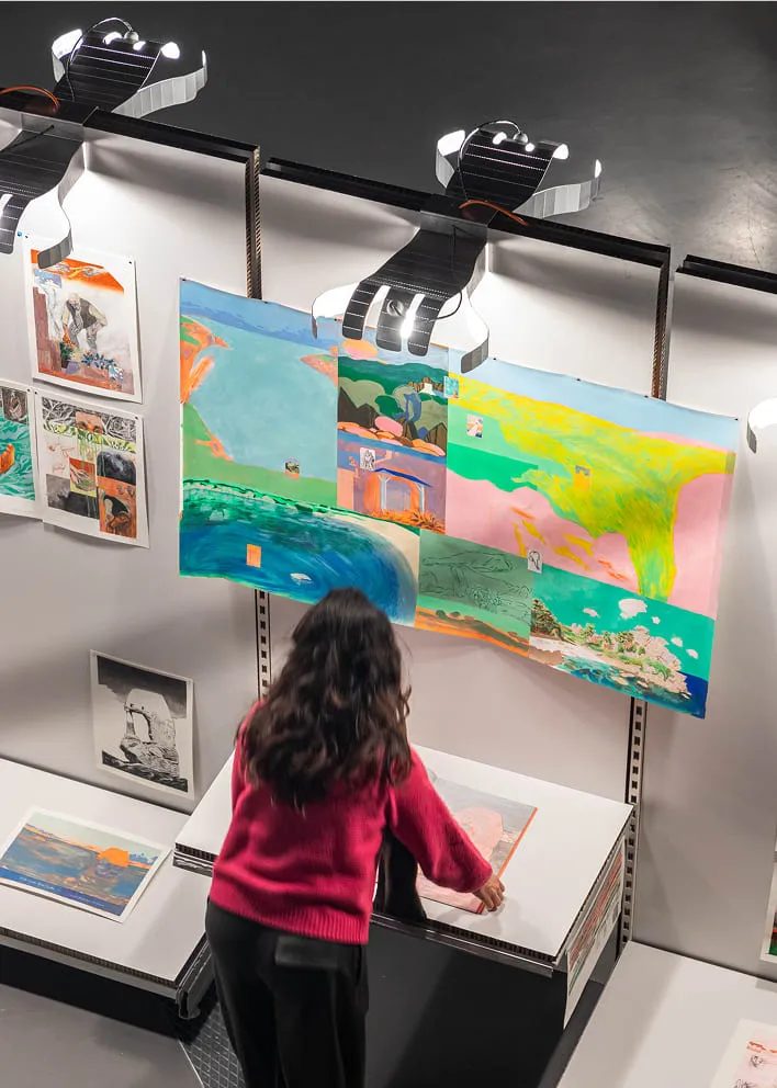 Une femme debout devant une exposition d'art