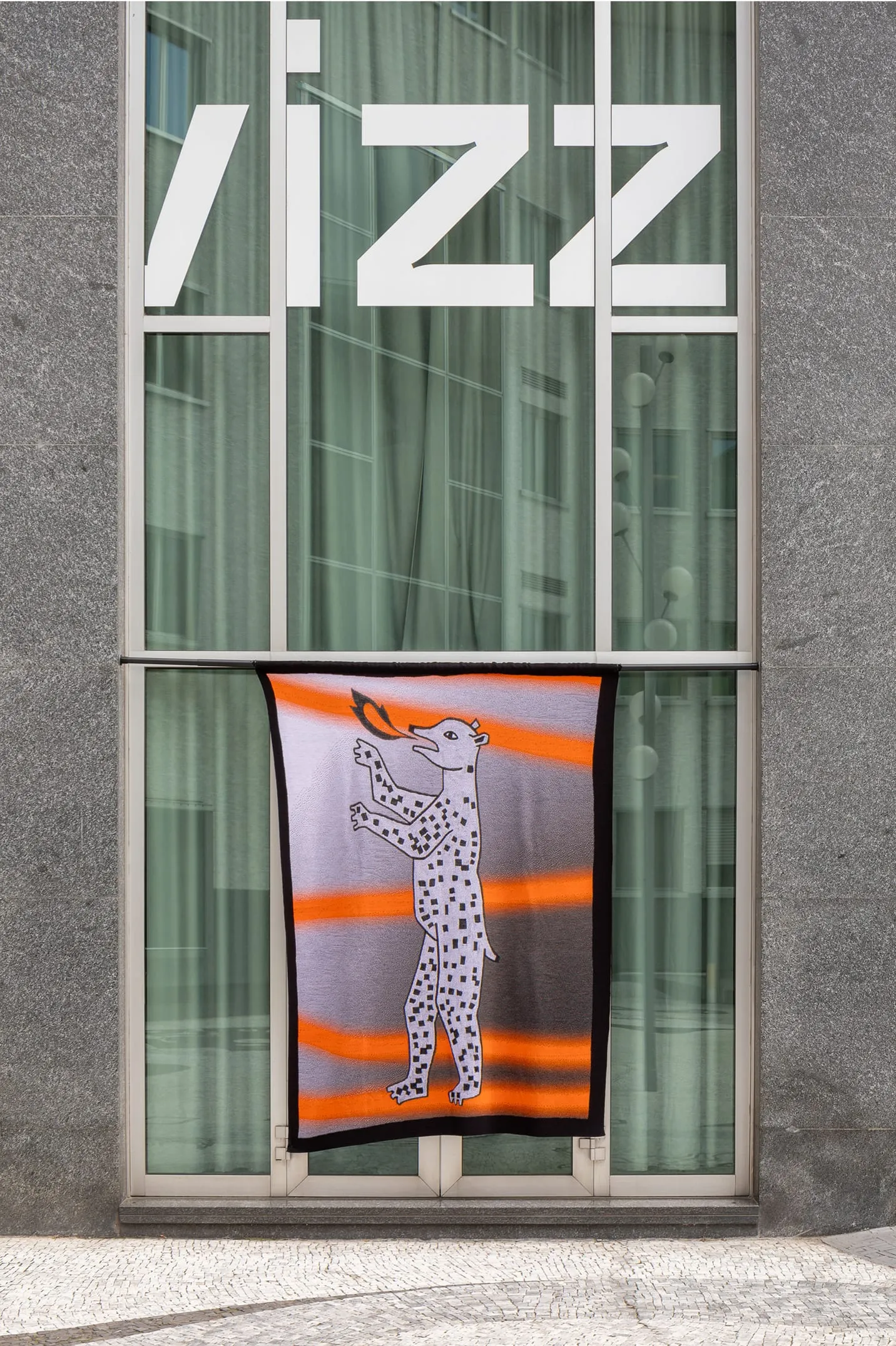 Une photographie d'une personne sur un patin à roulettes devant un bâtiment