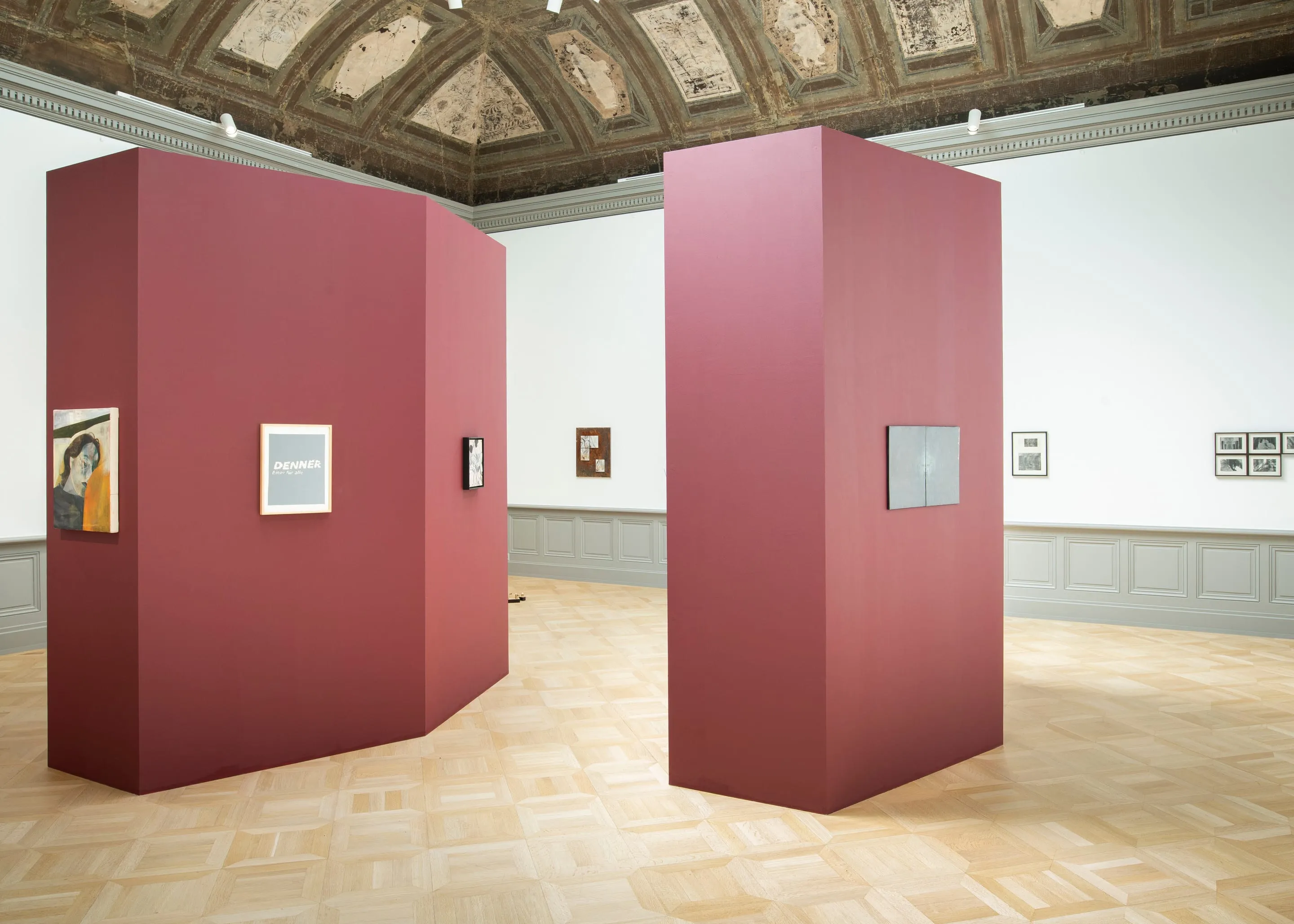 Deux volumes rouge bordeaux sous le plafond peint de la salle Saint-Ours, scénographie Karen Pisoni