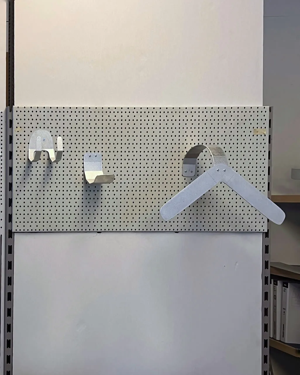 Cintre et crochets sur une parois