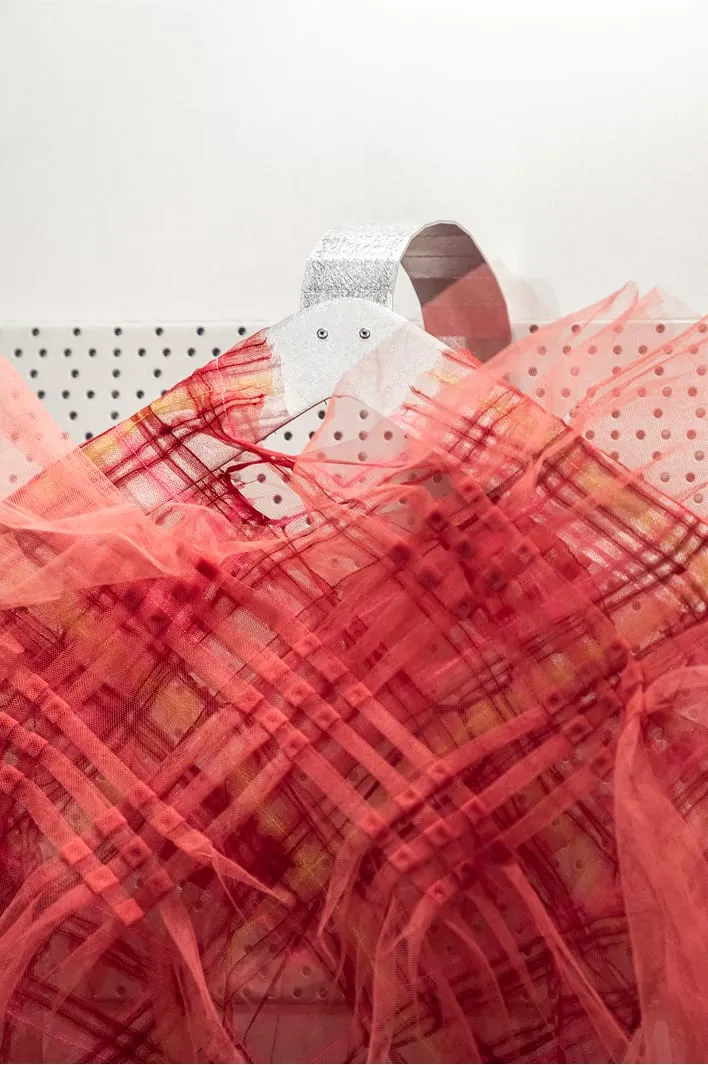 Une pièce d'art qui est sur une table