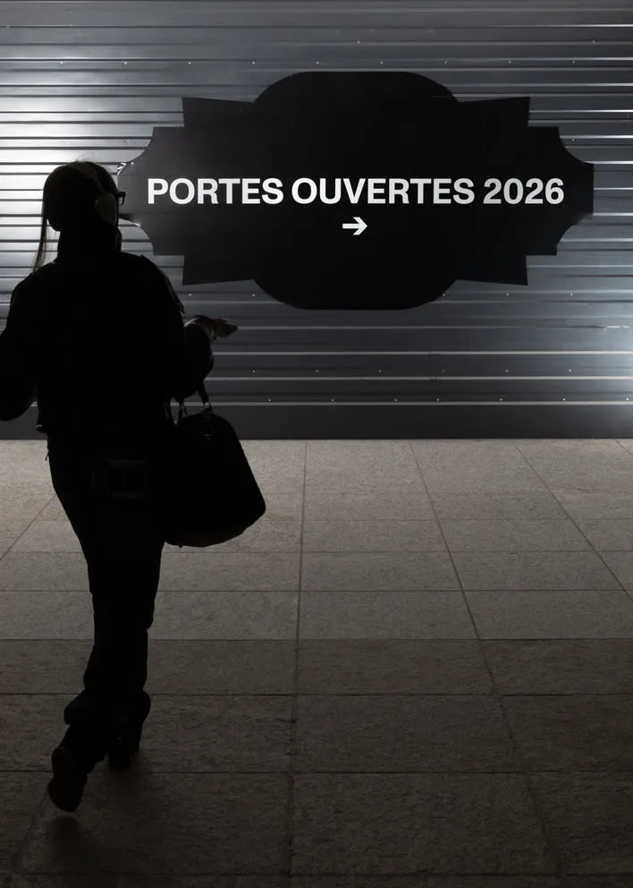 Silhouette devant le panneau Portes ouvertes 2026, HEAD – Genève