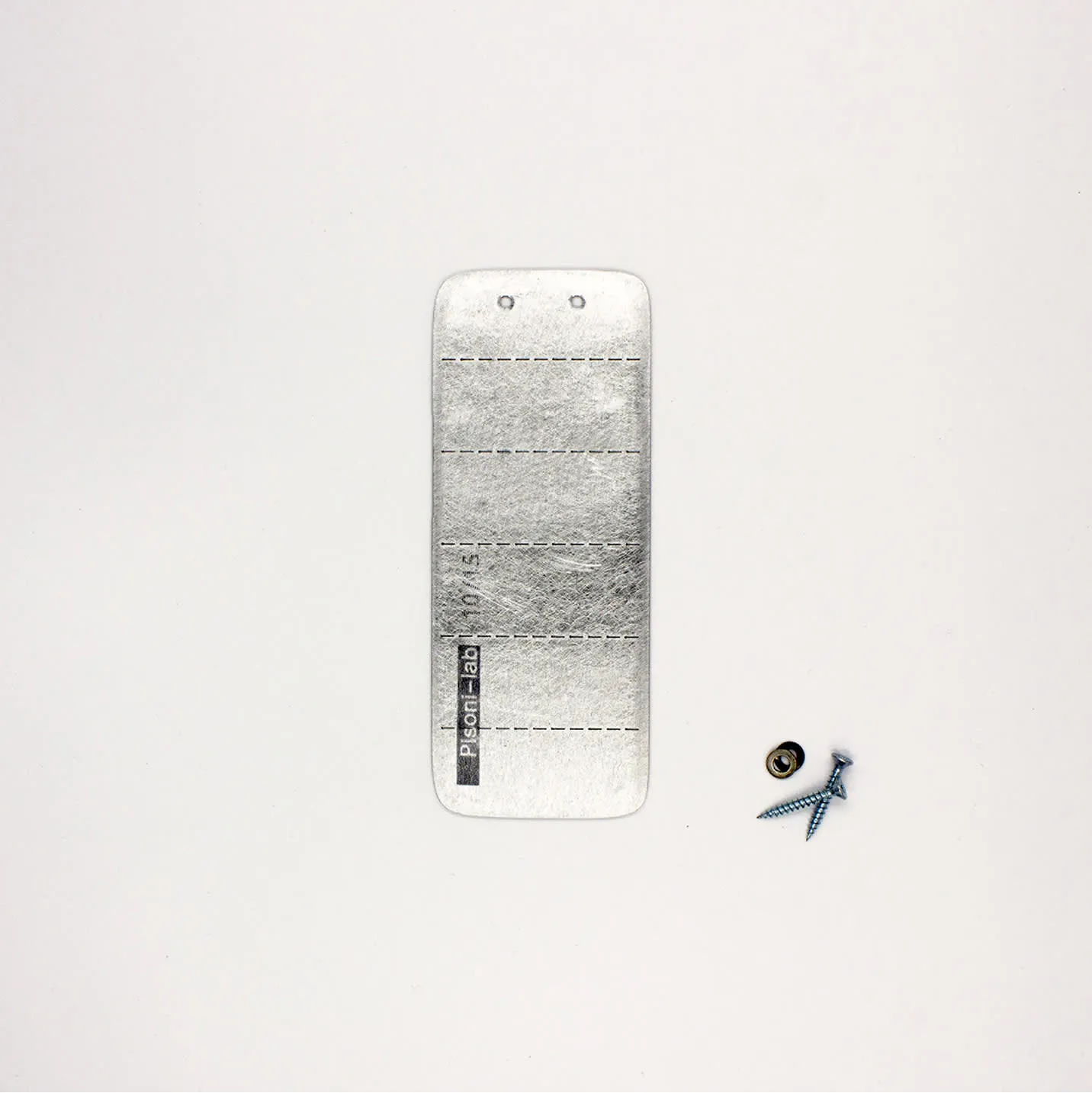 pièce de métal perforé avec des visses