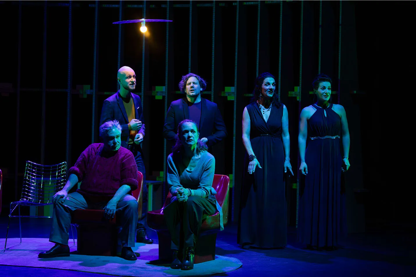 Un groupe de personnes debout et assises sur une scène