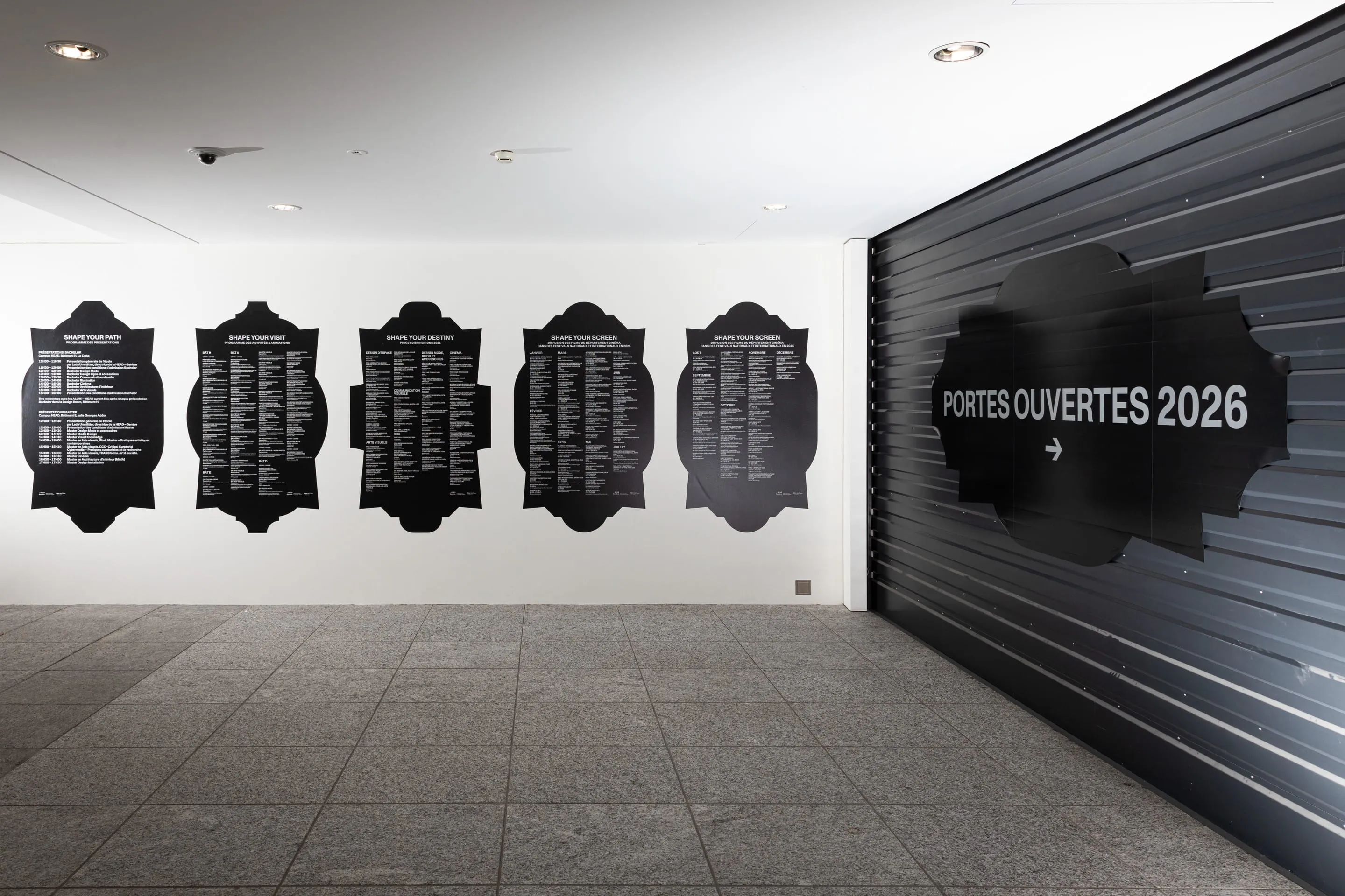 Couloir avec panneaux noirs découpés et inscription Portes ouvertes 2026, HEAD – Genève