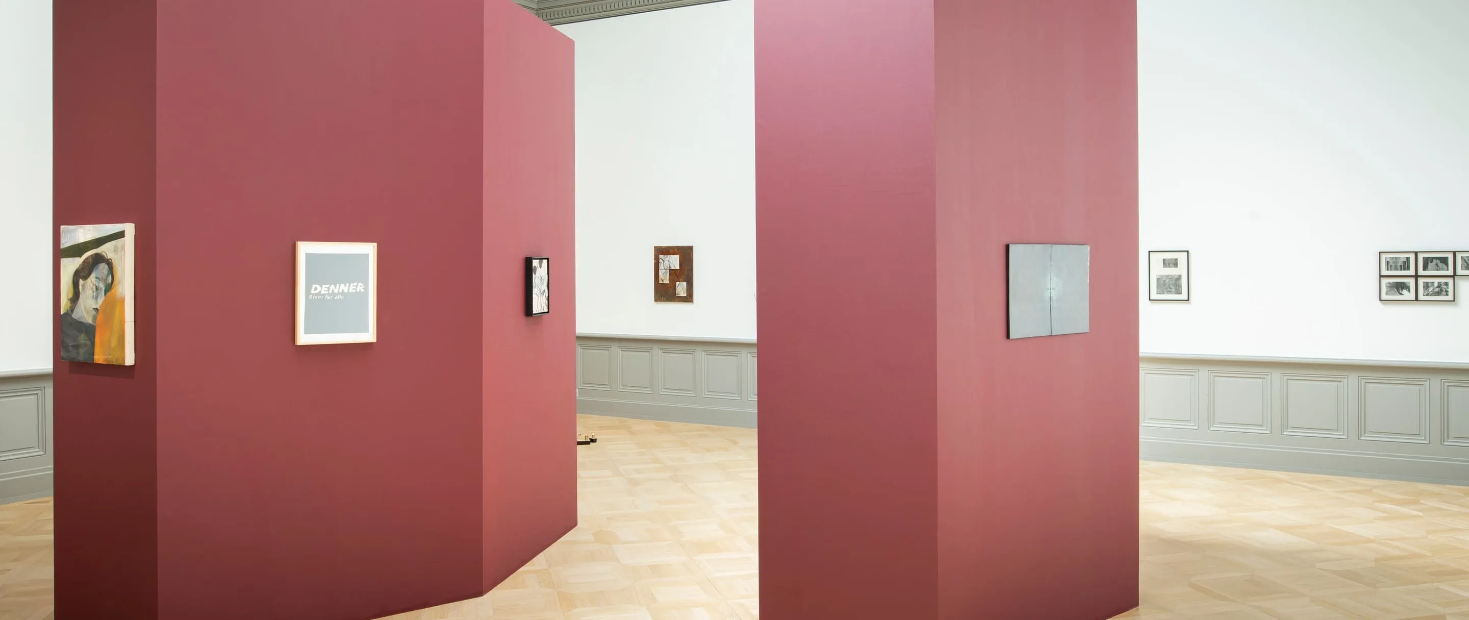 Two burgundy volumes hung with artworks, Salle Saint-Ours at the Palais de l'Athénée, Communautés en résonance exhibition, scenography by Pisoni–lab