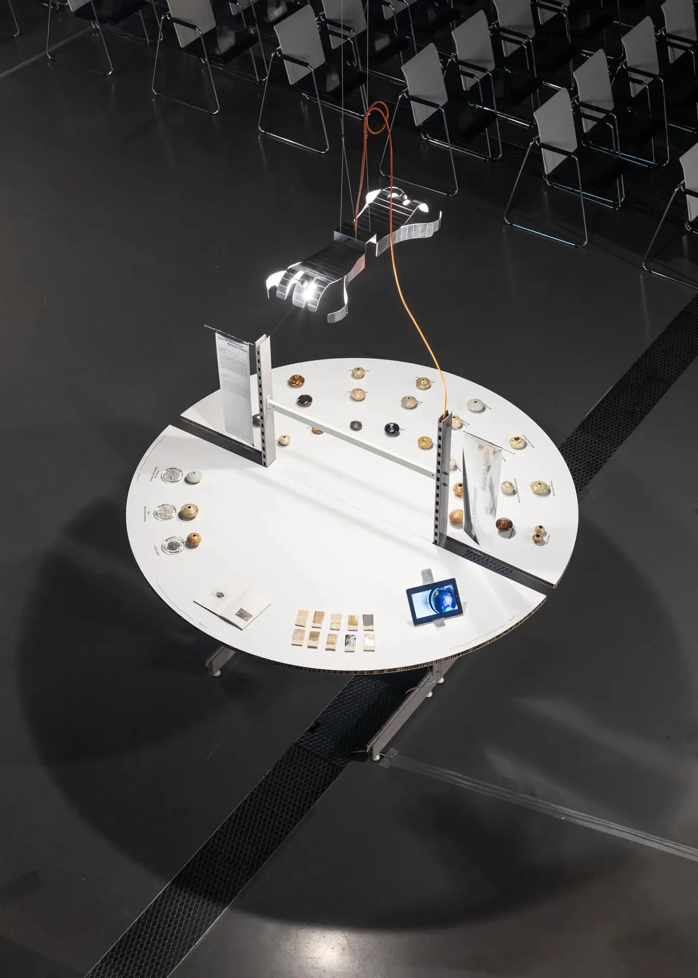 Une table blanche avec une lampe au-dessus d'elle