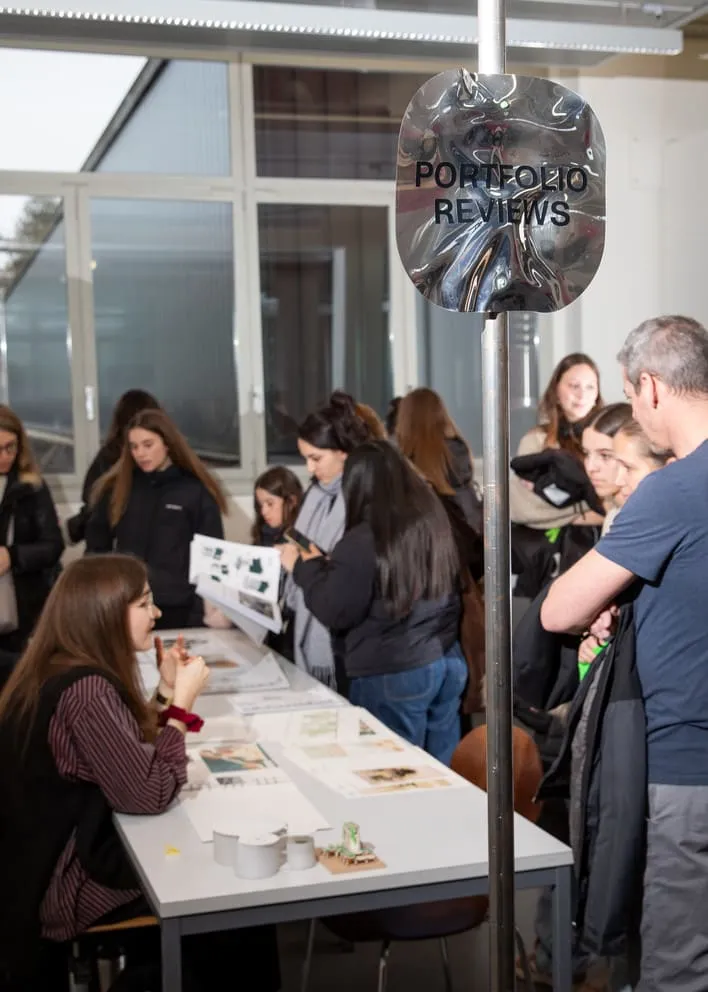 Mobile à face miroir suspendu au-dessus d'une table de visiteurs