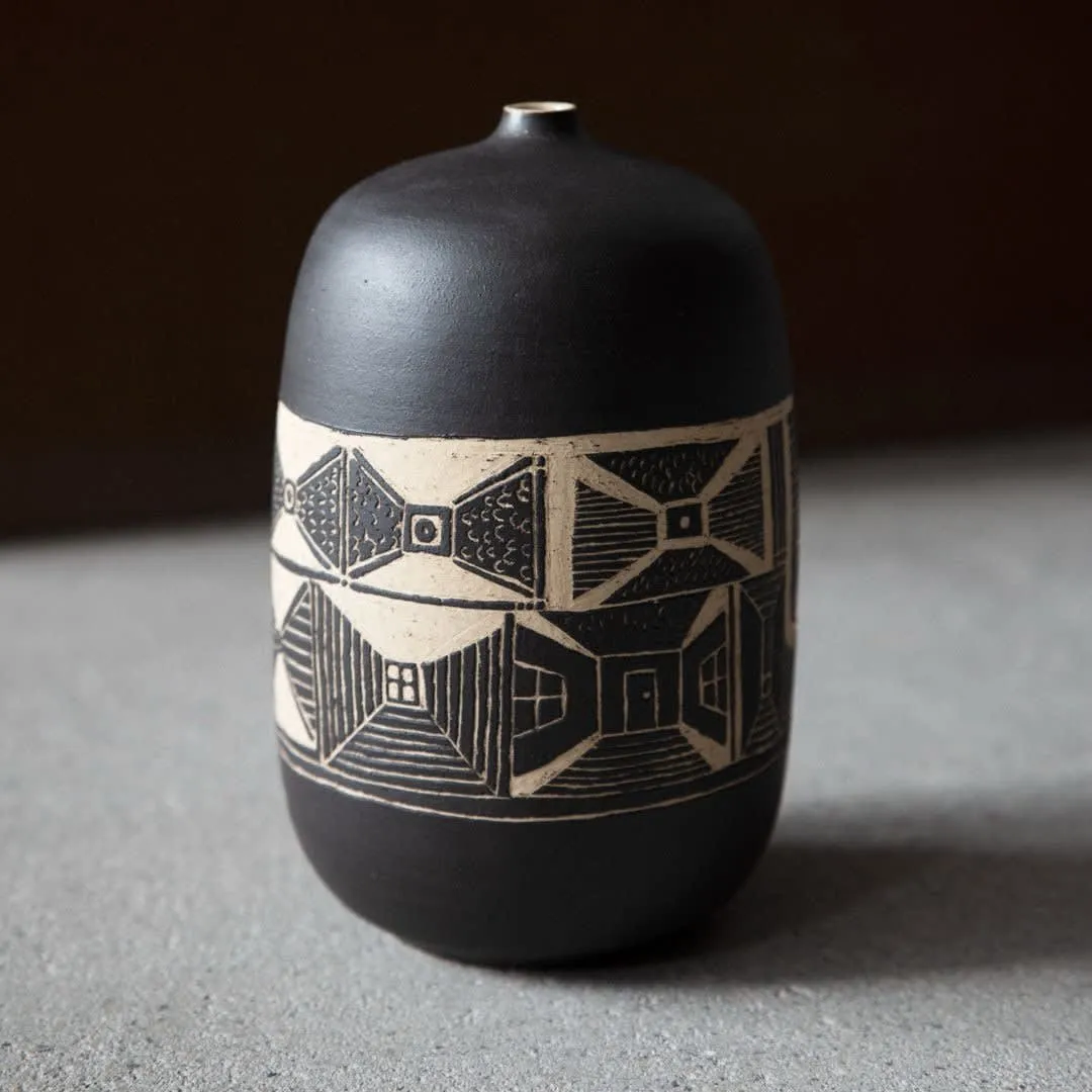 Vase Sgraffito I, face 2, céramique noire au décor gravé, pièce unique Pisoni–lab