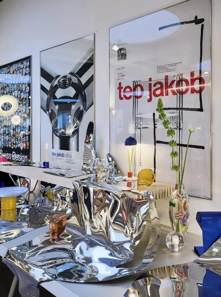 Surfaces miroir thermoformées sur une console devant l'affiche Teo Jakob