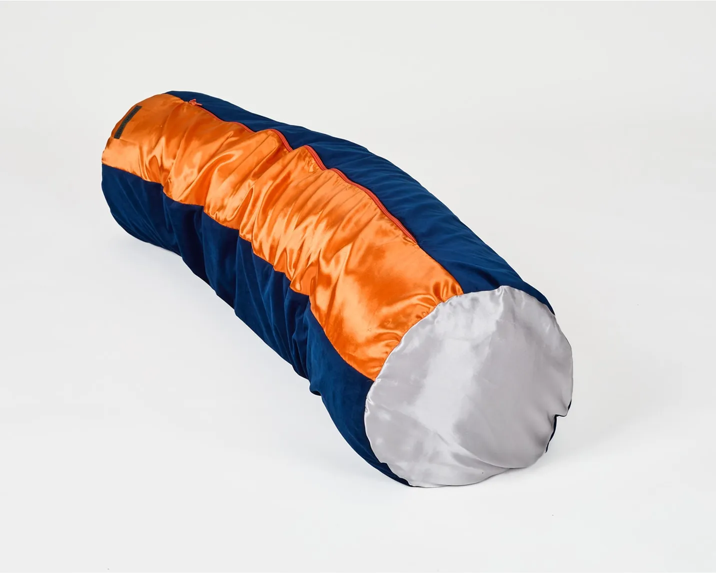 Un grand coussin en forme de tube sur fond blanc