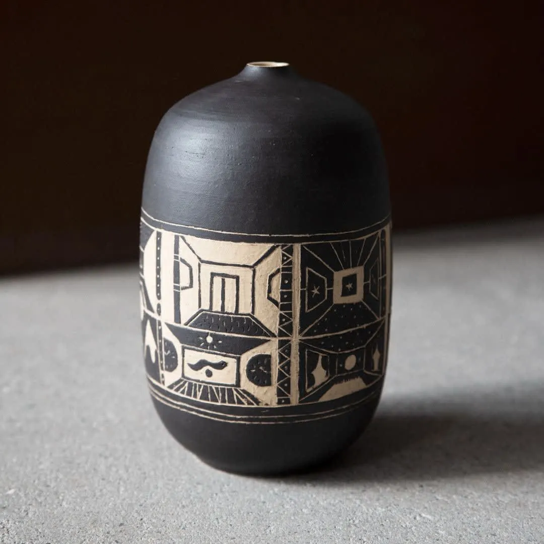 Vase Sgraffito II, face 2, céramique noire au décor gravé, pièce unique Pisoni–lab