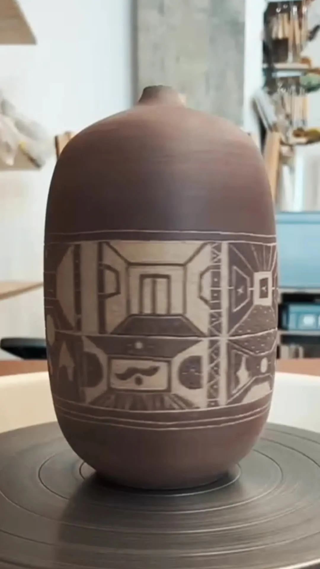 Vase au décor gravé sur le tour, avant cuisson