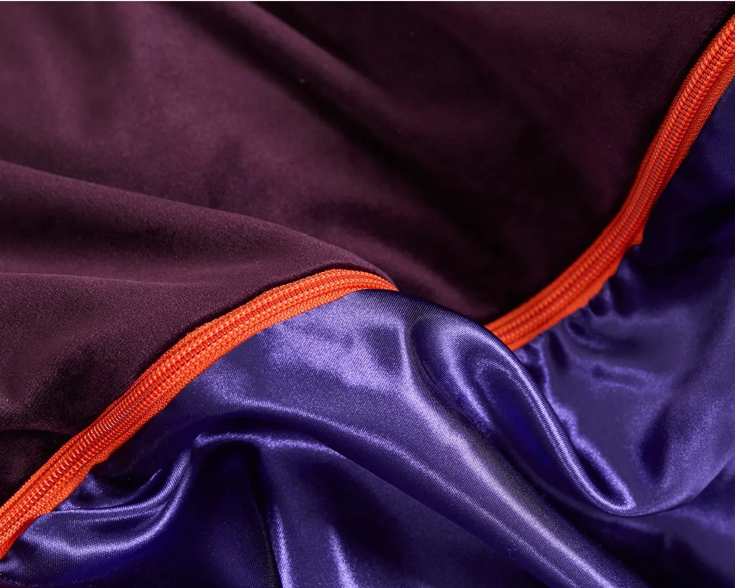 détail de tissu en velours et satin mauve avec zip