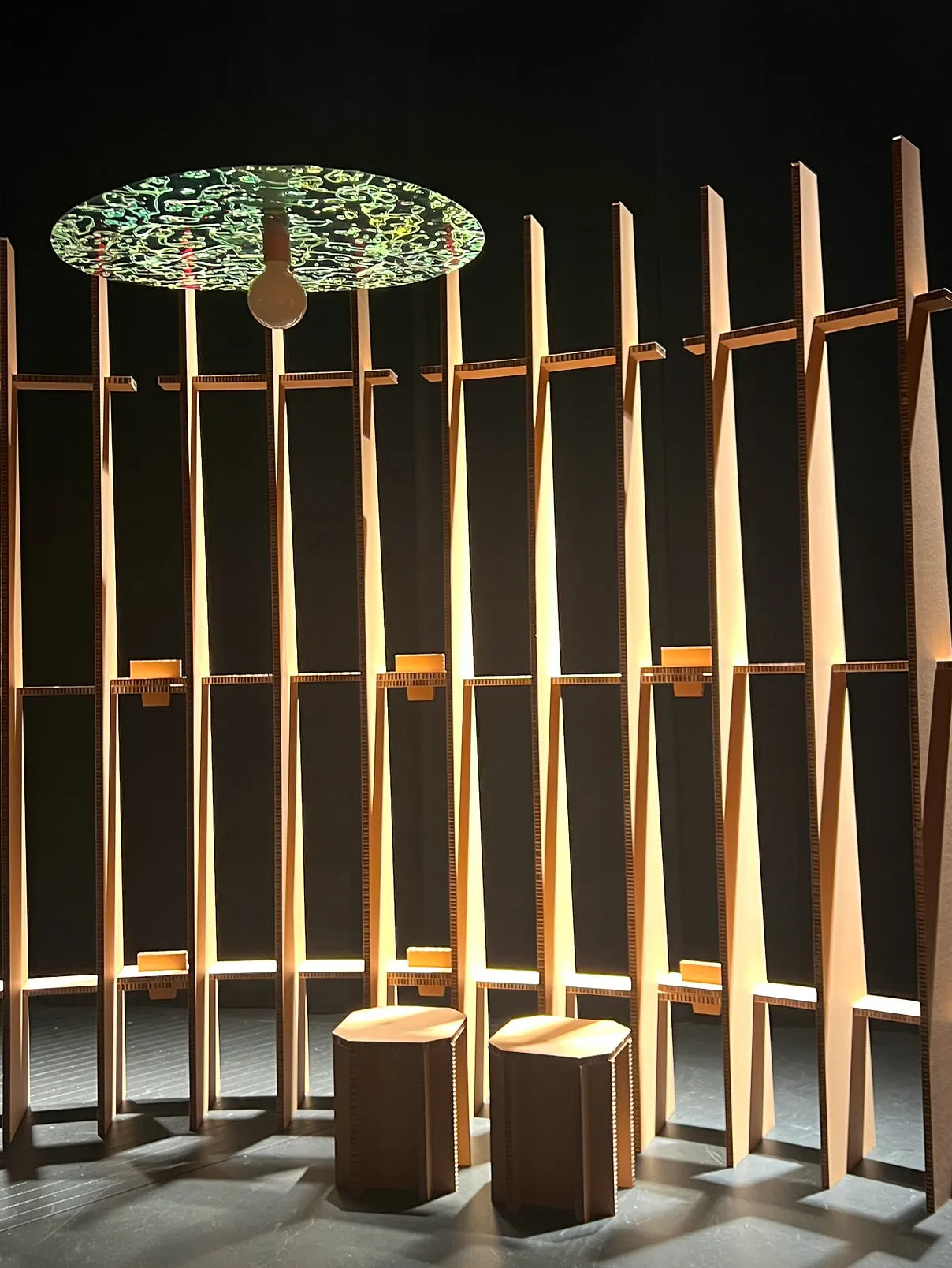 Une pièce remplie de rayons en bois et de tabourets en bois